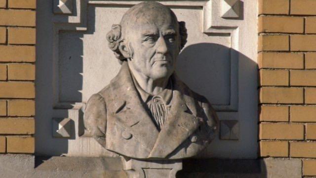 Büste am Hahnemannhaus kompr